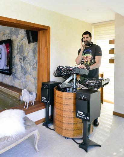 <p><b>Kaleci olmak zor mu?</b></p>   Bu soruma "lk bakta yle gzkmez ama kaleci olmak hem zordur hem de byk sorumluluktur. Futboldan anlamayanlar 'kaleci ne yapyor ki, sadece duruyor' gibi dnyor. Kaleci hep bekleyendir, arkadalar gol atar o sevinemez (geri ben frsat bulduka yanlarna gidiyorum). Kaleci yalnz adamdr ve top geldiinde, ne olursa olsun son hamleyi yapar" cevabn veriyor Volkan Demirel, sonra bir de ekleme yapyor: "Herkes kalecilik yapamaz, zgveninizin yksek olmas lazm. Baz eylerden kendinizi soyutlayabilmeniz de ok nemli."