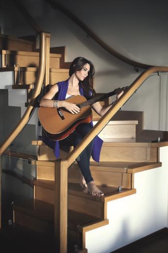 <p><b>DAINIKLIA TAHAMML YOK</b></p>    <p>- Ev iinde konfor anlaynz nedir?</p>    - Dankl ve kiri hi sevmem. Derli toplu temiz bir ev, mevsimine gre lk veya serin bir havalandrma, mis havann girdii havalanm odalar, bembeyaz araflar, iine gmldnz temiz hallar ve eyalar, az mobilyann akllca yerletirildii odalar benim konfor anlaym temsil ediyor aslnda.