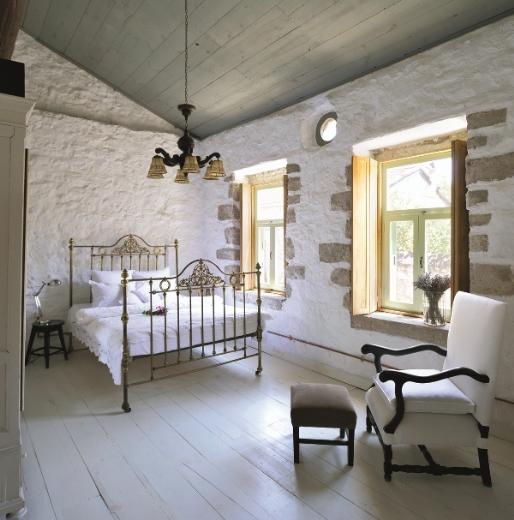 Avluda asma aacnn altndaki yemek masas her akam dostlar arlyor. atda projektrle kurgulanan ak hava sinemas ise tm ailenin ve dostlarnn Alaat'da en ok sevdikleri aktivite.