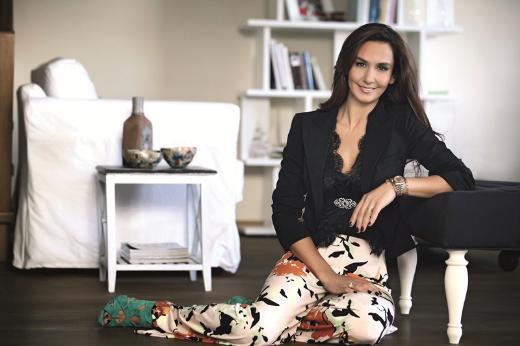 Romantik ancak ok da feminen olmayan bir ev istiyordum. Bir nceki evimde antrasitleri ve lacivertleri youn olarak kullandm iin, aydnlk renklere ihtiya duydum. Bu yeni evimde bej, krk beyaz, turkuvaz gibi genel olarak aydnlk ve enerjik renkleri tercih ettim. Yemek blm hari dier yaam alanlarnda yerden aydnlatma olarak, aplik ve abajurlar kullandm. Perde olarak ise stor sistemleri ve baz katlarda rustikler...    <p>Zeminler parke ve hemen hemen hi hal kullanmyorum. imdi k aylarna girdiimiz iin biraz daha ran ve Afgan hallar kullanacam ancak u an iin Fas'tan gelmi kilimlerle yetiniyorum.?</p>