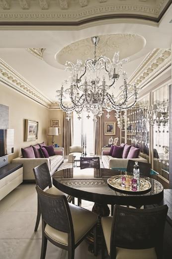 "Ksa tatillerimizde bu blgede yaayan arkadalarmzla geirdiimiz keyifli zamanlar, buralara kar olan beenimizi sevgiye dntrd. Sevdiimiz insanlar, ayn zamanda yaadmz ya da yaamak istediimiz yerleri de sevip sevmememizde nemli rol oynuyor.Dolaysyla ev yaantsn sevmem, arkadalarmla balarmn gl olmas ile birleince 'Neden olmasn?' dedim, onlarla ayn zamanda komu olmay da setim."