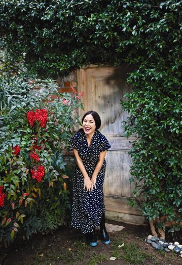 Drt katl 700 m2 bahe iinde bulunan 160 m2'lik ev, sefer tas gibi konumlanan birbirinden bamsz meknlardan olumu. Alt katlarda yatak, alma odas ve banyo, bodrum katnda giyinme odas ve amarhane konumlanm. Girite ak renkte dekore edilen salon var.