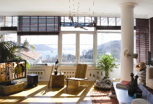 Krmz metal dolab dergi yapraklar ile kaplayp, zerini siyah sprey boya ile boyayarak babaannesinden hediye kristal karaflar, Haaz'dan ald renkli objeleri zerine yerletirmi. Arkasndaki duvarda Hrvat bir heykeltran almalar asl.