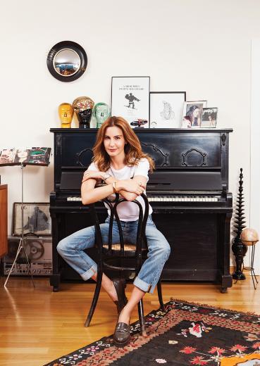 <p><b>EVDE MZK SONUNA KADAR AIK OLUR</b></p>    Salon duvarlarn yakn arkada Haluk Akake'nin tablosu, ok sevdii ressam Fikret Muallla'ya ait bir reprodksiyon ve Aslan Skan'n ektii fotoraflarla renklendirmi. Evde mzik sonuna kadar ak olurmu genelde. Ambient, lounge, house, caz veya klasik tarz seviyor daha ok. Fransz ve talyan ynetmenlerin sanat filmlerine ise zel bir ilgisi var. Duvara yasl Michelangelo Antonioni'nin Vanessa Redgrave'in de rol ald "Blow Up" filminin afii de bu meraknn yansmas. "En sevdiklerimden" diyor.