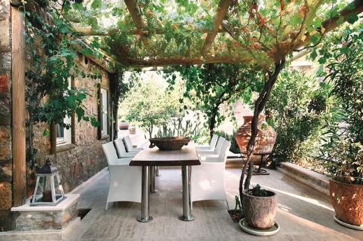 <p><b>BU EVN ELEKTR VE YOLU BLE YOKTU</b></p>    Ancak ona gre daha ev bitmemi, "Yava yava" diyerek sze giriyor Birgen ve scakkanl ev sahipliiyle anlatmaya balyor yapnn hikayesini: "Bu evi bir Alman'dan satn aldm. 16 yl boyunca bu evde, suyla tedavi etme yntemini kullanarak yaam. Yllarca kendi elektriini kendi retmi. Ben satn aldmda burada elektik ve yol yoktu.