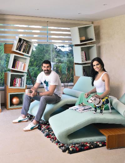 <p><b>VOLKAN VE ZEYNEP'N MUHTEEM EV</b></p>    Fenerbahe ve milli takm kalecisi Volkan Demirel ile ei Zeynep, evlerinin kapsn ELLE dergisine at. nl ift, ekim sonras gerekleen syleide de futboldan ev hayatlarna pek ok ey anlatt.