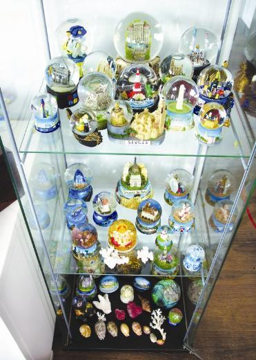 u sralar i konusunda ikisi de rahat bir dnemde olduklar iin kendilerine vakit ayrabildiklerinden bahsediyor. Avc, en son ektii ve 14 ubat'ta vizyona girecek olan "Romantik Komedi 2" den sz ediyor sonra... "Keyifli bir film oldu, ekirdek kadro yine ilki ile ayn. Ama srpriz isimler de var tabii" diyor, baka da sr vermiyor. Sabahlar erken kalkan bir ift onlar. "Buraya tandktan sonra yeni yerler kefetmeye ak olduk. Ayrca sabahlar engebeli parkurlar bularak uzun yrylere de baladk beraber" diyor Kasabal...