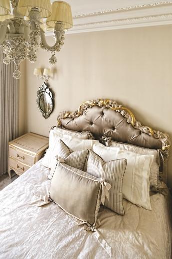 <p><b>TATL, KLTR VE SANAT BR ARADA</b></p>    Kendini gittii yerde evinde gibi hissetmek istermi hep. Lks bir otelde kalsa bile evinin scakln ve alkanlklarn arayan biriymi... Cote d'Azur'un birok tatil, kltr ve sanat merkezini barndrmas onu cezbetmi tabii: "St Tropez, La Citadelle liman ve mzeleriyle harika. Eze ve Saint Paul de Vence, mkemmel doas ve mimarisiyle ocuklarmla elenceli vakitler geirdiim yerlerden. Monaco hak verirsiniz ki en k restoran ve dkkanlar ile herkesin dikkatini ekebilecek zelliklerde... Monte Carlo Sporting Club, Hotel Vista ve Hotel de Paris Engincan ve Melisa'nn en sevdii yerlerden. Emir ise her yl heyecanla Monaco Grand Prix'sini bekliyor..."