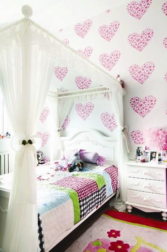 Evin byk bir bahesi var. Kademeli bahede bolca yeillik im alan, sklkla da limoni, selvi ve alev aalar dikilmi. Eskiden kalan kiraz ve manolya aalar da korunmu.