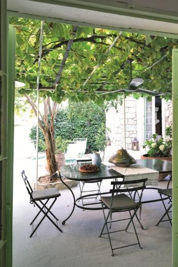  yl nce Alaat'ya gelip eski bir ky evi satn alan Buruk ailesi, getiimiz yl komu bina sata knca hemen talip olmular. 100 yldr ayn avluya bakan bu iki komu evi orijinal ruhlarn koruyup yenileyerek burada yepyeni bir yaama balamlar.