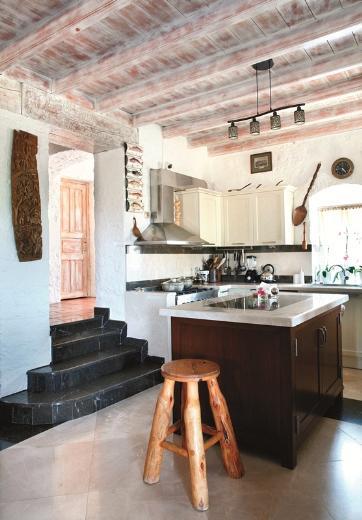 st katta ise ebeveyn odas, ocuk odas, iki banyo ve arka baheye k bulunuyor. Evin mobilya ve aksesuarlarnn hepsinin bir deeri, ans var. Hibir ey alnm olmak iin alnmam. Aileden kalma deerli antika paralar, eitli Amerikan ahaplaryla harmanlanm. Otantik, etnik eyalar da yer yer nmze kyor. Yaanmlk ise evin her kesini sarm, iki yllk gen bir ev olsa dahi..