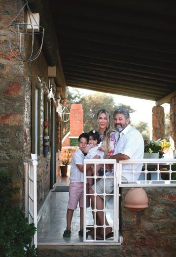 Sanki buras Bodrum deil... Kalabalktan, curcunadan uzaktayz. Sessiz, sakin ve doal. Kzgn gne tepede ama bu ta ev, yamataki konumu itibariyle tatl tatl esen rzgarn keyfini karyor.