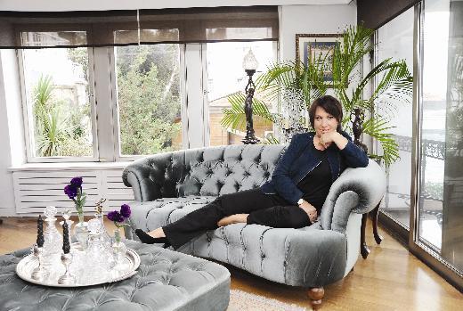 <p><b>Bu manzara mrm uzatyor</b></p>    Boaz'daki yal dairesinden Quality dergisine poz veren Oya Baar, uzak kald ekrana yaknda dneceini syledi.