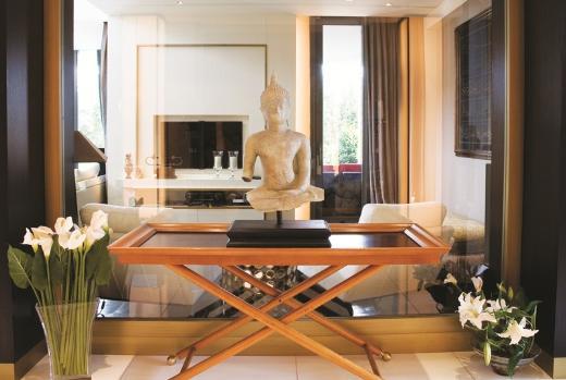 Evdeyken vaktinin ounu yatak odasnda geiriyormu ebnem Dingr. "Yatama uzanp bilgisayarmdan dizi veya film izlemeye baylrm. Bu aklnza gelen tm yabanc diziler olabilir" diyor.