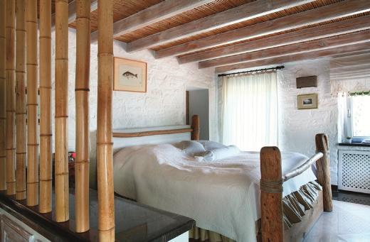 Ev sahibi Mehmet Birgen, tannm bir iadam ve Fethi Ahmet Paa'nn torunu... Bu evi (yllarca Amerika?da yaam olmann etkisiyle) tayla, toprayla ve dekorasyonuyla kendi kurgulam, hazrlam. naat bir sene srm ve iki yl nce de tanmlar.