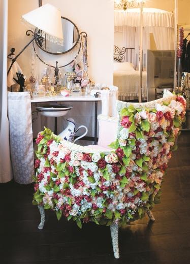 Evde kadife kumalar ve koyu pastel renklerin hakimiyeti sz konusu. Sadece koyu ahap yemek masasnn zerinde turuncu byk simetrik cam aydnlatmalar dikkat ekiyor.