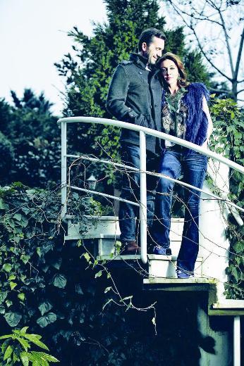 Tepe Grubu'nun ina ettii Beykoz Konaklar orman evi tarznda, standart bir mimariye sahip. Mutlu-nanolu iftinin evi  katl, kullanm alan 450 m2 ve be odas bulunuyor. Giri kat ayn zamanda yapnn orta kat. Burada antre, misafir tuvaleti, giyinme odas ve banyolu ebeveyn yatak odas var. st katta Nazl'nn rengarenk yatak odas, alma odas ve banyosu yer almakta. En alt katta ise oturma, TV, ktphane ve yemek blmlerinin bulunduu salon, mutfak, misafir banyosu ve hizmetli blmleri konumlanyor. Buradan balkon ve baheye de klabiliyor.