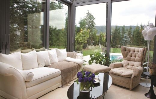 Tamamen kendi ilgilendii evinin dekorasyonunu drt ayda tamamlam. Evde heykel ve resim gibi sanat paralar grmeyi sevdiini anlatan Dingr, Kemal nsoy'un bir tablosunu yemek odasnn duvarna, Amalfi'den ald balerinli almay da salondaki mine zerine asm. "Benim de bir zamanlar bale yapmlm var. Bunu grdm anda ok sevdim. Resme bakarak yrrseniz, balerinin kendi etrafnda dndn greceksiniz" diyor.