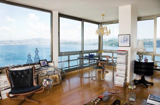 <p><b>TM EVLERM KARZMATKT</b></p>    Salon, mutfak,  oda ve  banyo bulunan Emirgan'daki 170 m2'lik bu apartman dairesine drt yl nce tanm. Daha nceleri semt olarak ok sevdiini syledii Nianta ve Gmsuyu'nda oturmu. Evden yana her zaman ok ansl biri olduunu sylyor: "Hepsi de zellikli ve karizmatik evlerdi." Buras onun Ankara?dan geldikten sonraki nc dura. Gmsuyu'ndan tanma gndeme gelince, ona ilk gsterilen ev buras olmu. Ama hemen tanmam. "Dierlerini de grmek istedim. Bir ay kadar ev baktktan sonra tercihim buras oldu tabii. Bunun zerine kan bir manzarayla karlamadm gsterilenler arasnda. i de tertemizdi, tadilat da gerektirmiyordu" diyor.