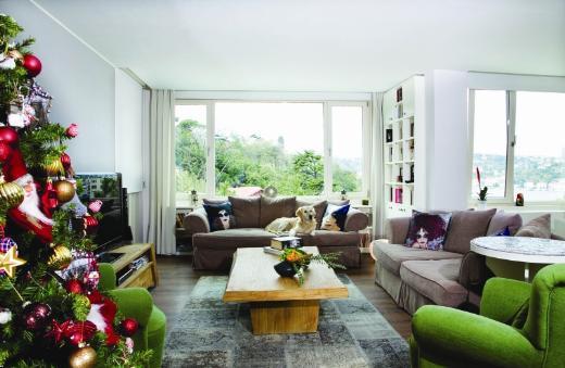 Kanepenin yanndaki mozaik tal masay Bozcaada'dan almlar. "kimiz de oraya baylrz. Genelde Aliki Konukevi'nde kalrz. Bu masay orada grp ok beenmitik. Salona gzel renk katt"diyor.