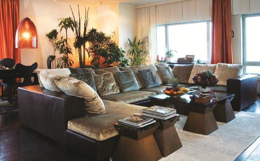 <p><b>BU DAREY TAMAMEN KENDM DEKORE ETTM</b></p>    Evinin dekorasyonuna gelince... Yllar ncesinden balayan bir dekorasyon merak olduunu sylyor Ivana Sert. Srbistan'da birka ev dekore etmilii bile var. Olu Ate'in doumu iin Amerika'da olduu yllarda, Santa Monica'da yaad evi de kendi dekore etmi.