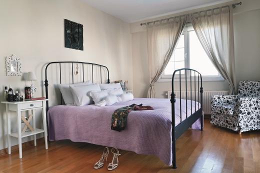 <p><b>RESMDEN OK FOTORAF SEVERM</b></p>    Sanatla i ie bir yaamm var. Dolaysyla evimde de sanat eserlerine bolca yer verdim. Antrede bir Glveli Kaya tablom, giyim odamda bir Vedat rs karakalem tablom var.    Daha ok fotoraf sevdiim iin, almalarn beendiim Alpay zer?in fotoraflarn kullandm. Ayrca, aile fotoraflarmza da belli kelerde yer verdim.