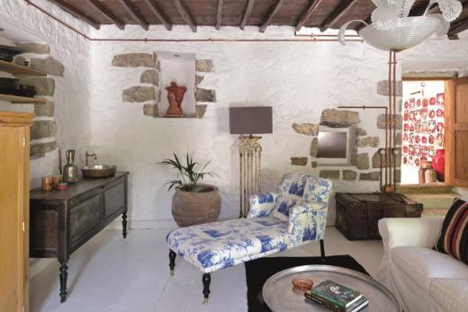 <p><b>HKYES OLAN OBJELERDEN ASLA VAZGEMEM</b></p>    <b>Nihan Buruk:</b> Her meknn ruh halini hissederek oraya zg tasarmlar yapmaya alyorum. Ama iimdeki nostalji tutkunu kadn, hikyesi olan objelerden asla vazgemiyor.