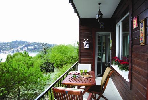 iftin bu ylba iin planlar nedir, merak edip soruyoruz. Henz kesin karar vermediklerini syleyip ekliyorlar: "Geen yl Stuttgart'a, ok yakn arkadalarmz ziyarete gitmitik. Sonra da otomobille svire ve Fransa'y dolamtk. Yine buna benzer bir program yapabiliriz. Ya da yeni yl evimizde dostlarmzla geiririz."