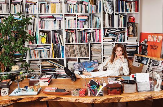 Evin salonunda otururken kendini bir geminin gvertesinde gibi hissediyormu. Haksz da saylmaz. Manzarasyla iddial bir ev kesinlikle buras. Yln yarsn yurtdnda, zellikle Milano'da geiriyor. Burada olduu zamanlarda ise evinin tadn arkadalaryla karyor.