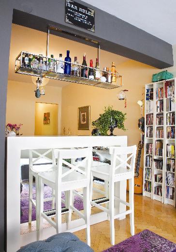 <p><b>HAYALM FTLK EVNDE YAAMAK</b></p>    140 m2'lik daire, L bir salon, mutfak, banyo ve  odadan oluuyor. Bunlardan kk olann giyinme odas yapm. Hayali, ileride iinde ok byk mutfak, banyo ve giyinme odas barndran bir iftlik evinde yaamakm. "talyan filmlerindeki gibi... Kalabalk bir aile, keyifle sohbet edilen upuzun bir masa, ruha ve gze hitap eden enfes yemekler... Tm sevdiklerimle ayn arazide yaayacam ama herkesin kendine ait bir evi de olacak" diye neeyle anlatmay srdryor kurduu ev hayalini. Dahil olduu her projede uzun saatler almas nedeniyle evinden ayr kald iin yapmak istediklerini gerekletirme frsat bulamadndan bahsediyor.