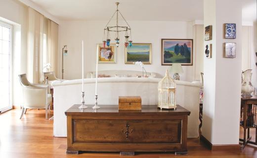 <p><b>5 AYLARI BU EVN RTEL</b></p>    <p>Mis gibi kokan hlamur aalaryla evrili  katl bu villa, 320 m2'den oluuyor. Geni bahesinin bir blmn merakl olduu organik tarm iin ayrm sanat. Evde her ey mevsiminde ve taze tketiliyor.</p>    Evin ana giriinde misafir tuvaleti, banyolu bir ebeveyn odas ve alma odas var. st kat Kemal'in yatak odas ve oyun odas olarak tasarlanm. Bahe katnda mutfak, salon, misafir ve yardmc odalar var.