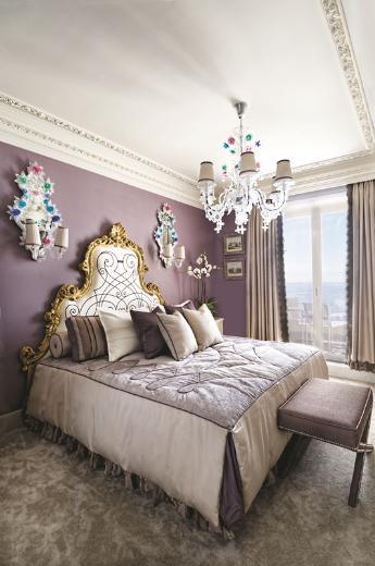 <p><b>DRT ODA BR SALON</b></p>    Drt oda, bir salon, ak mutfak ve iki banyodan oluan 200 metrekarelik, 3 metre yksekliinde tavanlar bulunan klasik apartman dairesinin n ve arka cephesi ferah teraslara alyor.