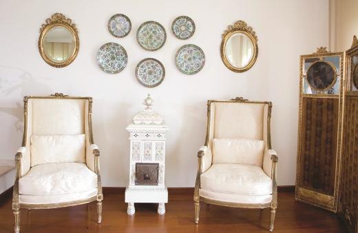 Aile yadigar antika paralara zel yapm mobilyalar elik ediyor evde... Yemek blmndeki eski diki makinesinin zerini mozaikle kaplatp dresuar olarak kullanmak da yine onun fikriymi: "Dekorasyonla ilgili ayrntlara kafa yormay ve eyalara farkl kimlik katmay seviyorum."