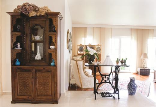 <p><b>BAKIM SIRRI SOUK ST</b></p>   Dekorasyon kadar merakl olduu bir dier alan da kiisel bakm rnleri. Rimel ve yze hafif pembelik veren parlatc allk en ok kulland makyaj rnlerinden. Salkl ve parlak duran cildini vakit bulduka gittii hamam ritellerine balyor. Kesenin cildin en iyi dostu olduu inancnda.