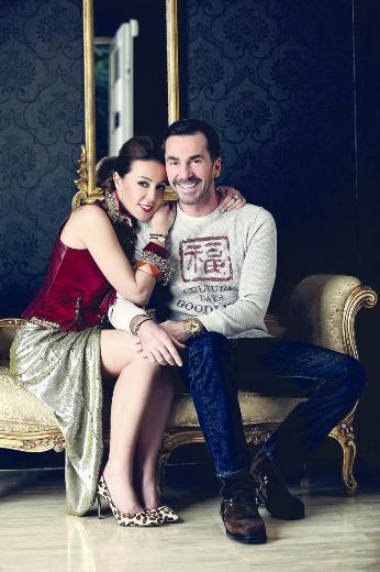 Dekorasyon benim iin olduka nemli. imi aan her ey, her mekan beni etkiler. Rahat koltuklar, kokulu mumlar, aynalar, fotoraflar ve bolca sanat eseri olmazsa olmazlarmdr.