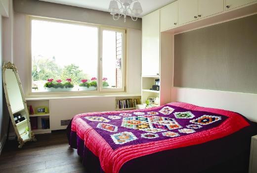 Bursa Uluda niversitesi letme Blm mezunu olan Kasabal, eer evde ise vaktinin ounu balkonda alarak geirdiinden bahsediyor. "Bu da ayr bir adrenalin" diyor glerek. Aklmza Michael Douglas'n Wallstreet'te gaddar bir broker' canlandrd "Money Never Sleeps" filmi geliyor. "En sevdiim filmlerden biridir. Bakn yle bir rol ok severek oynayabilirim ite" diyor glerek. Sahiplerinin konukseverliinin yan sra renkli ylba aac, insan oyalayan kar kreleri ve leziz cupcake'leri ile buras ylba cokusunu insana imdiden gzel hissettiren scak bir ev dorusu...