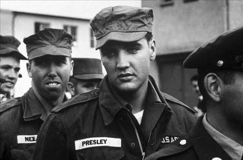 <b>Efsane �ark�c� Elvis Presley'nin askerlik foto�raf�</b>