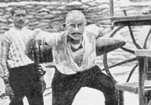 <b>�anakkale Sava��'nda Seyit Ali Onba�� 275 kilogram a��rl���ndaki top mermisini s�rtlayarak top kunda��na yerle�tirip sava��n kaderini de�i�tirdi�i an...</b>