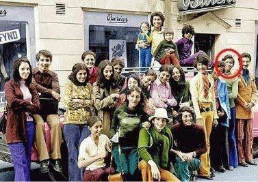 <b>Usame Bim Ladin'in ailesi. Y�z�n�n etraf�nda k�rm�z� bir daire olan ise Usame Bin Ladin...</b>