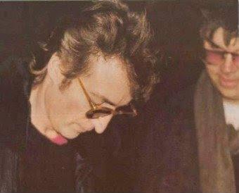 <b>John Lennon, �l�m�nden �nce imza g�n�de</b>