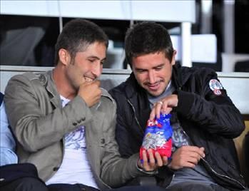 Karlamada Sabri Sarolunun penalt karmas ise sosyal medyada en ok konuulan konulardan biri oldu.  <p><b>te Sabri Sarolu ile ilgili yaplan yorumlardan bazlar:</b></p>