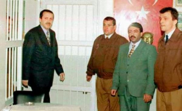 Babakan Erdoan, 12 Aralk 1997 tarihinde Siirt'te dzenlenen bir mitingde yapt konuma nedeniyle Diyarbakr DGM Savcl tarafndan "halk snf, rk, din, mezhep veya blge farkll gzeterek kin ve dmanla tahrik ettii" gerekesiyle hapis cezasna arptrlmasnn ardndan hapis yatt Pnarhisar Cezaevi'ne de gidecek.