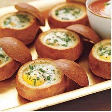 nan, yumurtann beyaz ve sarsndaki besin gelerinin tr ve miktarnn farkllk gsterdiini belirterek, yumurta sarsnn gnlk ihtiya duyulan enerjinin drtte n, yan ve A, D, E vitaminlerinin tamamn, kolin, fosfor, demir ve kalsiyumun byk bir ksmn, protein ve B2 vitaminin ise yarya yakn ksmn ierdiini vurgulad.