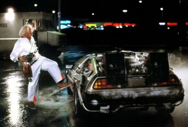 lk taslaklarda, Back to the Future filmindeki zaman makinesi bir buzdolab olarak tasarlanmt.