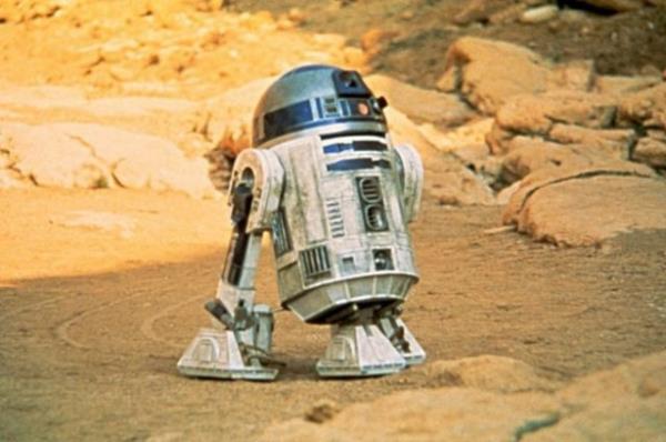 Starwars filmindeki R2D2 isminin, George Lucas, American Graffiti isimli filminin montajn yaparken ortaya kt sylenmekte. Montaj srasnda ekipten bir kii "Makara 2, Diyalog 2 (Reel 2, Dialogue 2)'yi ksaltlm olarak isteyince (R2D2), Lucas kelimenin tnsndan ok holanm ve ortaya R2D2 km.