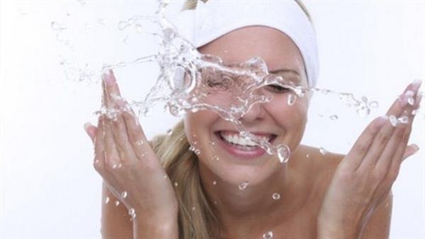 <p><b>6-GZ ENFEKSYONU</b></p>   Makyaj rnlerinin etkilerinden biri de gzde kzarklk, sulanma ve hassasiyettir. ok fazla far kullanmak kirpik diplerinde kzarklk ve kant yapar.