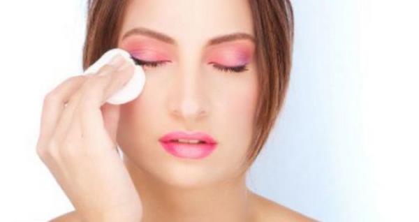 <p><b>5-DEPRESYON</b></p>   Yaplan son almalar kozmetik rnlerin depresyon ve mod deiikliklerine neden olduunu gsteriyor. ok ar makyaj yapan, bol miktarda fondoten, ruj, allk, ve maskara kullanan kadnlarn dierlerine gre daha depresif hissettii ortaya kt.