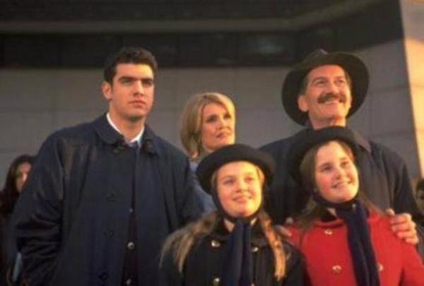 Ferhan ve Derya kkken. Baykal'n nceki evliliinden de yetikin bir olu bulunuyor...