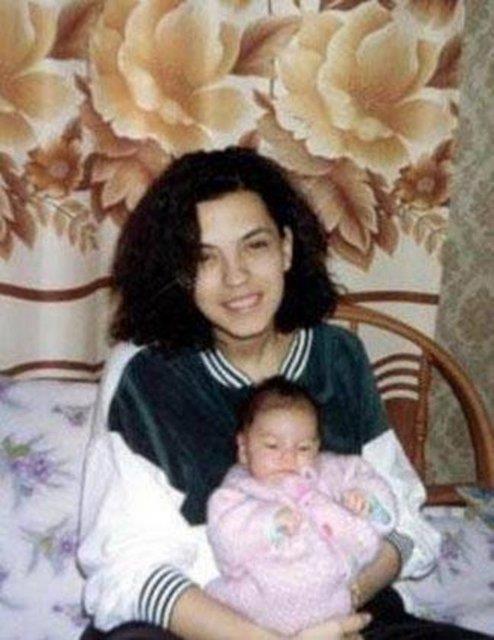 Gizem yllar nce annesinin kucanda minicik bir bebekti. Salkm, oyuncu Hakan Eratik ile olan evliliinden de Ada adn verdii bir kz ocuuna daha sahip oldu...