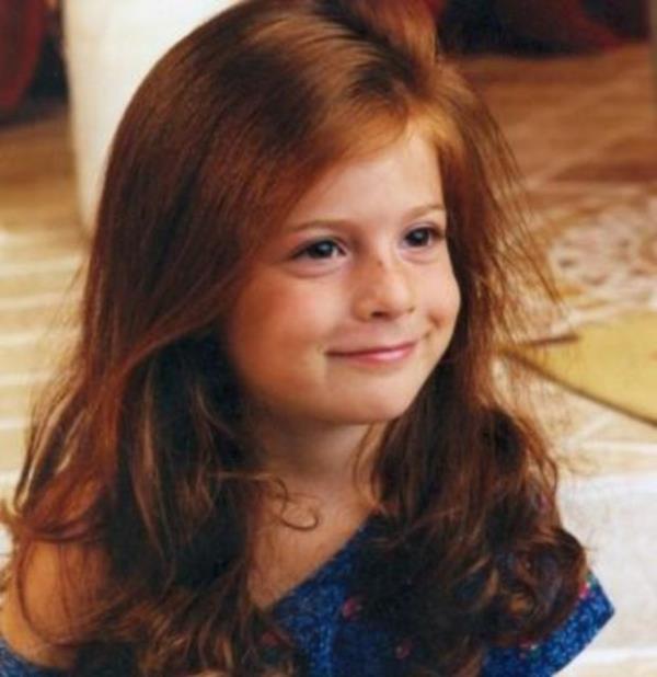 Kameralarla henz 3 yandayken oynad reklam filmi ile tanan Zeynep zkaya artk bir gen kz.